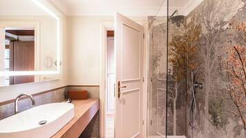 Haartrockner, Bademäntel, Hausschuhe, Bidet