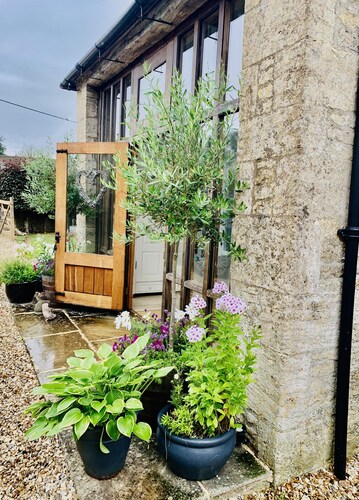 17th century converted barn in Cotswolds stone- 5 mins from Bourton On The Water