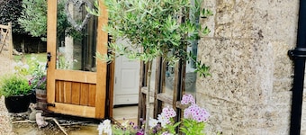 17th century converted barn in Cotswolds stone- 5 mins from Bourton On The Water