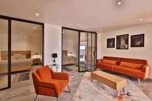 6 makuuhuonetta, tallelokero huoneessa, työpöytä, silitysrauta/-lauta