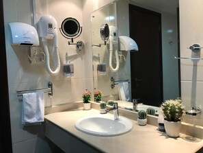 Combined shower/tub - AL HAMRA BEACH FRONT APARTMENT (Al Jazirah Al Hamra)