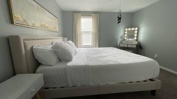 3 habitaciones, escritorio y tabla de planchar con plancha