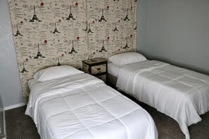 3 habitaciones, escritorio y tabla de planchar con plancha