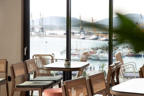 Breakfast, lunch, dinner served; sea views 