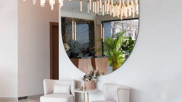 Coin salon dans le hall