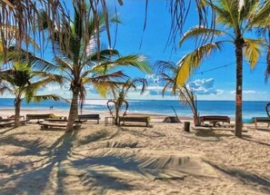 On the beach, white sand, beach bar - Kae Beach Bungalow (Michamvi)