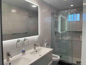 Dusche, Regendusche, Haartrockner, Handtücher