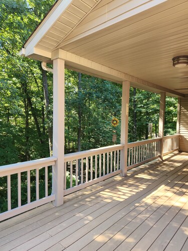 A Cozy, relaxing hideaway! 1/2 a mile from Billie Creek Covered Bridge.
