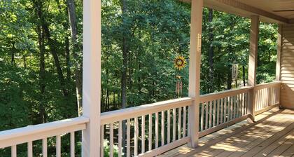 A Cozy, relaxing hideaway! 1/2 a mile from Billie Creek Covered Bridge.