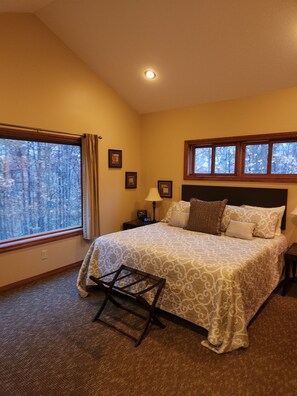 2 soverom, safe på rommet, strykejern/-brett og reiseseng for barn