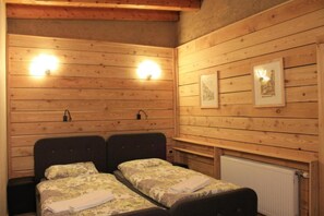 Senger med overmadrass, minibar, safe på rommet og lydisolert