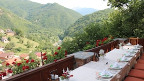 A dining table set for a meal with a mountain view. - Hotel Tutto (Hotel Tutto)