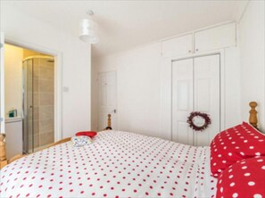 4 bedrooms, iron/ironing board, free WiFi
