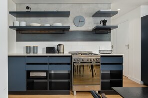 Departamento exclusivo | Cocina privada | Refrigerador, microondas, horno y parrilla de estufa 
