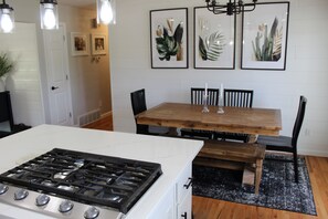 Dining - Quiet neighborhood home close to Notre Dame, restaurants and shopping (Granger)
