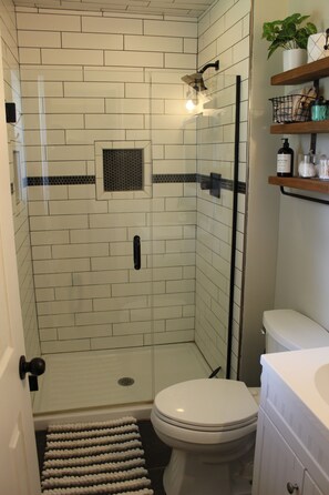 Bathtub, hair dryer, towels, soap - Quiet neighborhood home close to Notre Dame, restaurants and shopping (Granger)