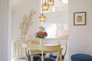 Dining area - Sandpiper: Gorgeous grounds / Walk to high-end dining & shopping on El Paseo! (Palm Desert)