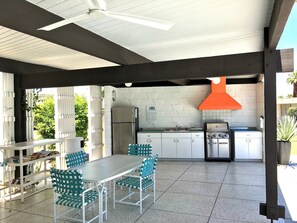 Cabana kitchen and BBQ by the pool - Sandpiper: Gorgeous grounds / Walk to high-end dining & shopping on El Paseo! (Palm Desert)