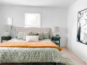 3 bedrooms, iron/ironing board, travel cot, WiFi - *Luxury 3 Bed 2.5 Bath / Prime Park Ave. Location* (Rochester)