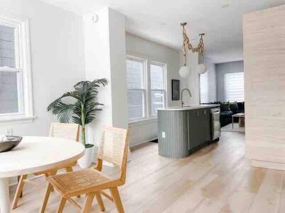 *Luxury 3 Bed 2.5 Bath / Prime Park Ave. Location*