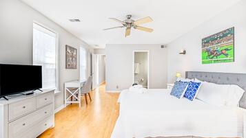 3 bedrooms, desk, iron/ironing board, travel crib