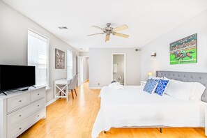 3 habitaciones, escritorio y tabla de planchar con plancha