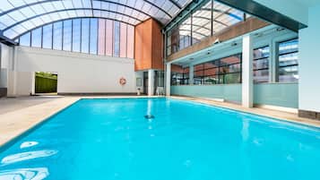 Una piscina cubierta, una piscina al aire libre de temporada