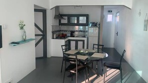 Dining - Appartement 2 Chambres Tout Confort Avec Balcon (Flic en Flac)
