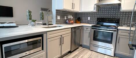 Kühlschrank, Mikrowelle, Geschirrspüler