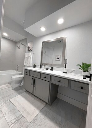 Badkar/dusch, handdukar och toalettpapper