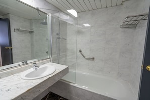 Standard Double Room | Bathroom - Micampus Leganés (Leganes)