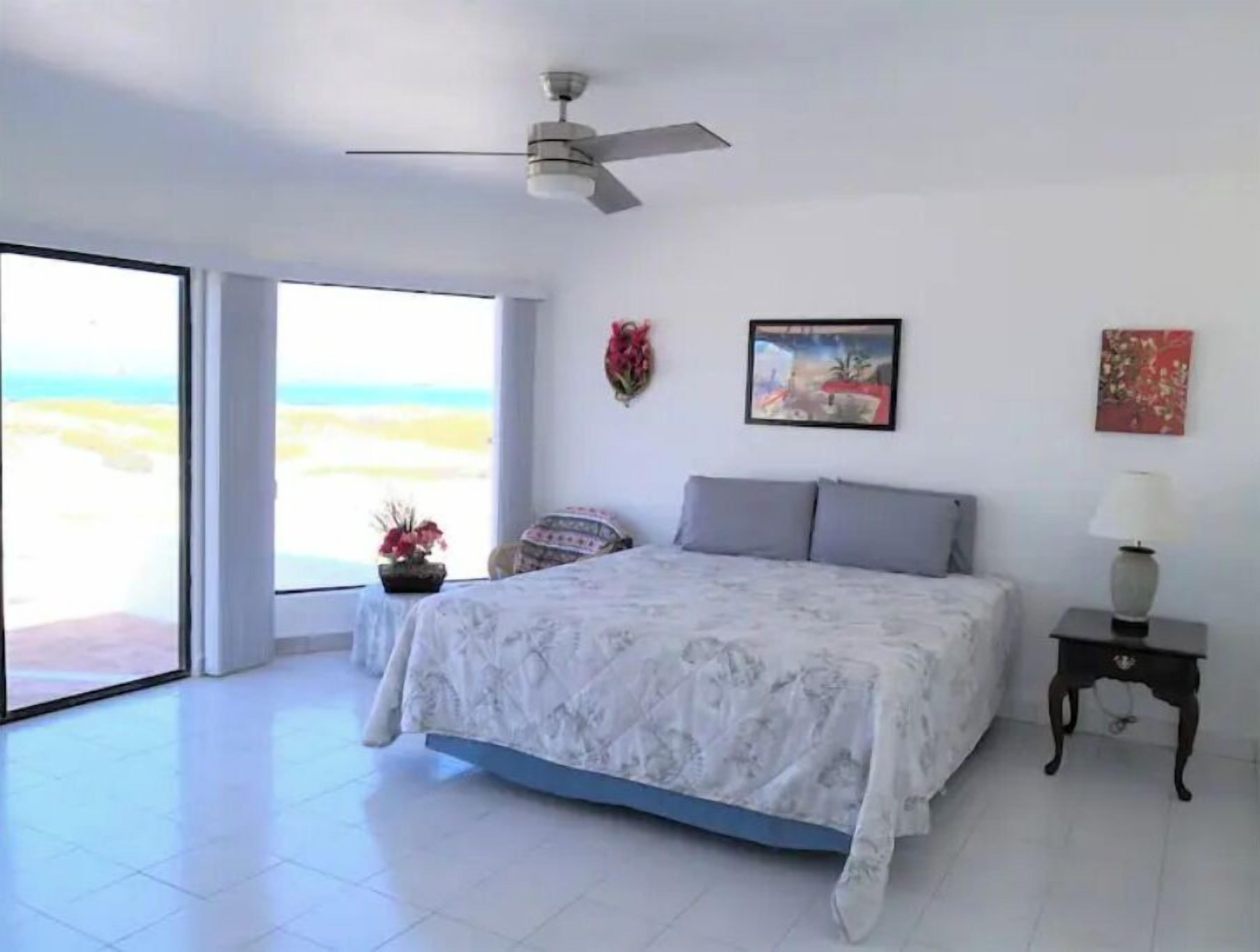 3 多间卧室、客房内保险箱、办公桌、熨斗/熨衣板