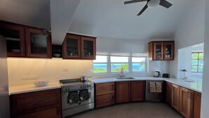 Wasserkocher mit Kaffee-/Teezubehör, Kühlschrank, Mikrowelle, Ofen