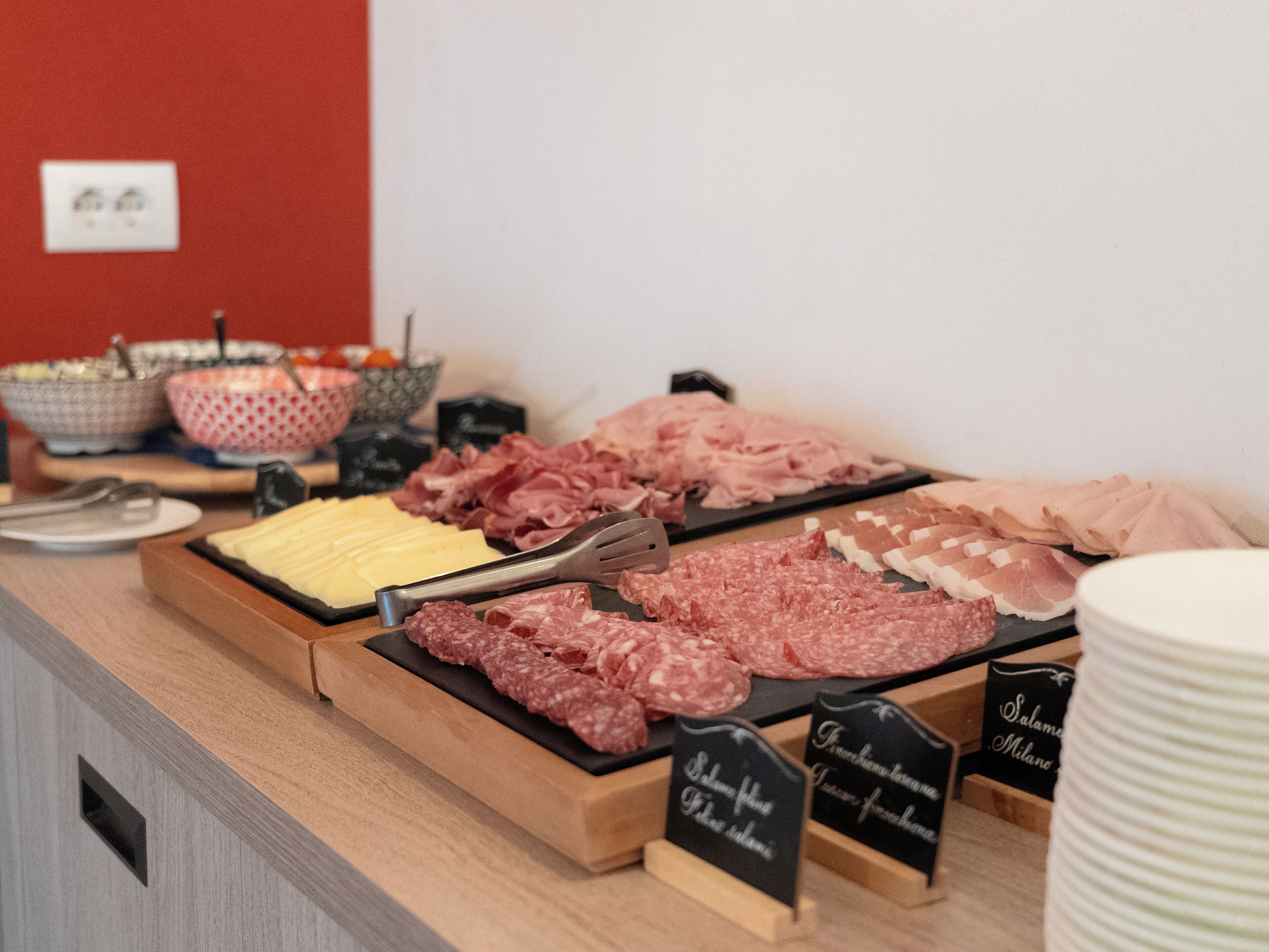Ein Buffet mit verschiedenen Fleisch- und Käsesorten.