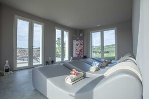 Un sauna, una bañera de hidromasaje, baño turco/hammam