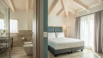 Deluxe-Dreibettzimmer | Hochwertige Bettwaren, Daunenbettdecken, Schreibtisch