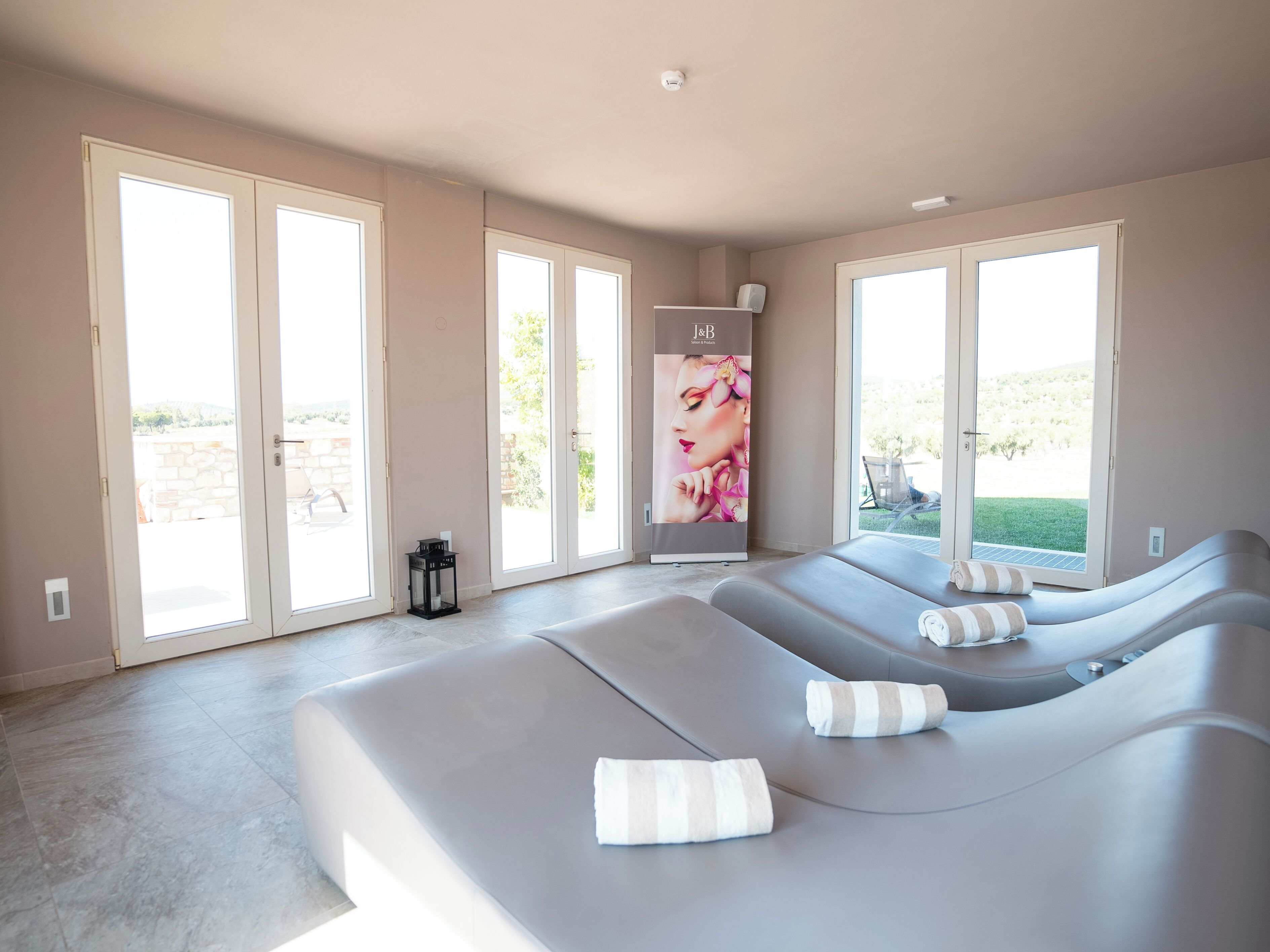 Sauna, bain à remous, hammam, soins corporels, soins du visage, massages