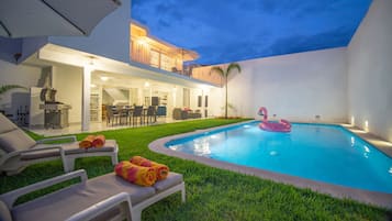 Una piscina al aire libre, una piscina climatizada