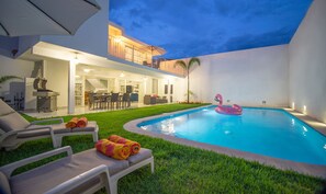 Alberca al aire libre y alberca climatizada