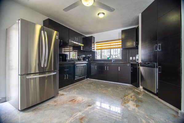 Refrigerador, microondas, horno y lavavajillas 