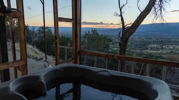 Banyera d'hidromassatge a l'aire lliure