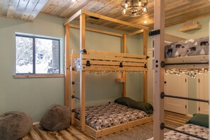4 bedrooms, desk, iron/ironing board, free WiFi