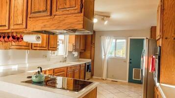 Frigorífic, microones, forn i placa de cuina