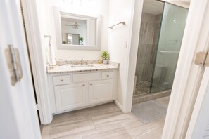 Badewanne, Haartrockner, Handtücher, Seife