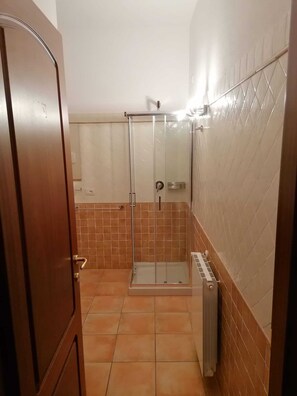 Sèche-cheveux, bidet, serviettes fournies