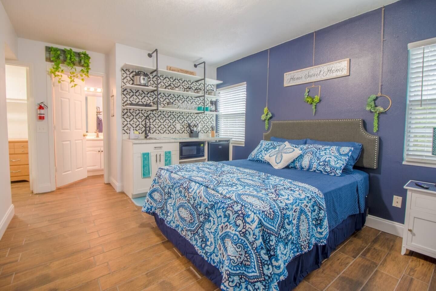 Iron/ironing board, free WiFi, bed sheets