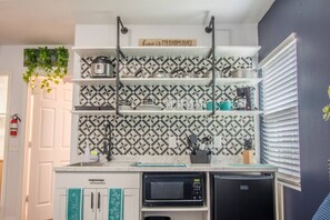 Een microgolfoven, een koffiezetapparaat/waterkoker, een broodrooster