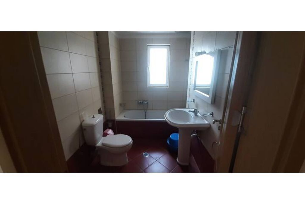 Un baño pequeño con inodoro, lavamanos y bañera.