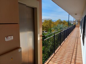 Interior - 3Bedroom apt with stunning Canal and Mountain views. 2 mins walk to Arenal Beach (Jávea)