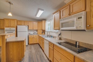 Jääkaappi, mikroaaltouuni, uuni, liesi